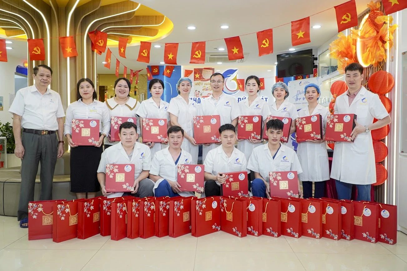 Ban lãnh đạo và đội ngũ y bác sĩ